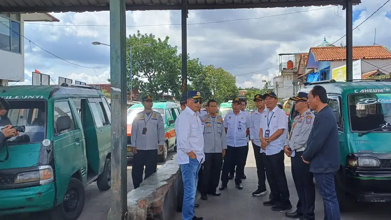 Menteri Perhubungan (Menhub) Budi Karya Sumadi saat mengunjungi Terminal Cicaheum, Bandung, Minggu (4/2/2024).