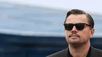Aktor AS Leonardo DiCaprio pergi setelah menghadiri sesi pemotretan untuk film "Killers of the Flower Moon" di Festival Film Cannes edisi ke-76 di Cannes, Prancis selatan, pada 21 Mei 2023. (Dok: Valery HACHE / AFP)