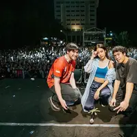 Terlebih, usai pandemi ini jadwal manggung Vierratale memang kembali padat. Apalagi setelah Kevin Aprilio yang akhirnya kembali aktif bersama Vierratale. Begini momen kompak personel Vierratale saat di atas panggung berfoto bersama para penonton. (Liputan6.com/IG/@widikidiwdkdw)