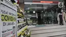 Petugas berada di depan Kantor Kecamatan Kelapa Gading, Jakarta, Senin (21/9/2020). Kantor Kecamatan Kelapa Gading ditutup sementara selama 3 hari hingga Rabu (23/9) mendatang, pasca meninggalnya Camat Kelapa Gading, M Harmawan akibat COVID-19. (merdeka.com/Iqbal Nugroho)