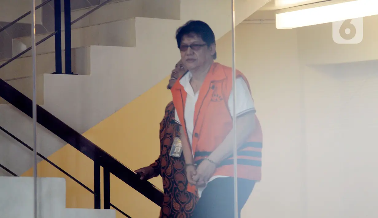 Mantan Kepala Dinas Pengelolaan Keuangan dan Aset Daerah (DPKAD) Kota Bandung, Herry Nurhayat tiba di Gedung KPK, Jakarta, Rabu (4/3/2020). Herry diperiksa sebagai tersangka kasus suap pengadaan tanah untuk Ruang Terbuka Hijau (RTH) di Pemkot Bandung tahun 2012 dan 2013. (merdeka.com/Dwi Narwoko)
