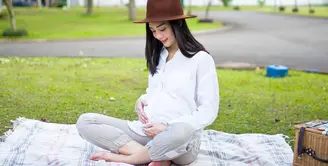 Ririn Dwi Ariyanti kini tengah menunggu waktu melahirkan anak ketiganya. Di kehamilannya kali ini, aura kecantikan Ririn semakin terpancar. Terlebih dengan gaya busananya yang modis dan menginspirasi bumil lainnya. (Instagram/ririndwiariyanti)