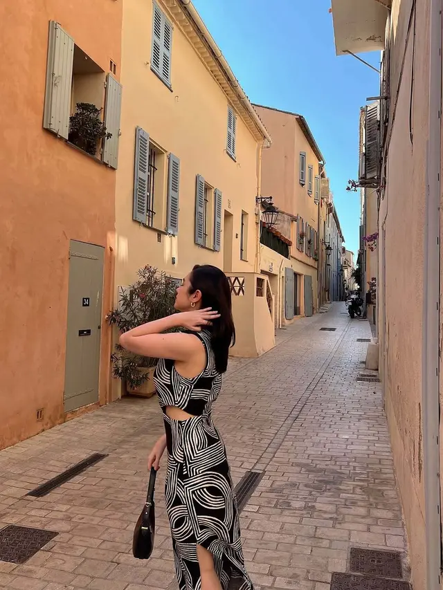 Ilustrasi gaya fashion Amanda Rigby saat traveling ke luar negeri