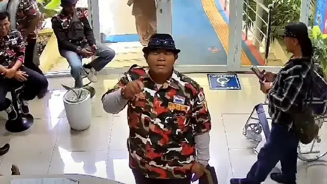 Sekelompok anggota ormas menggeruduk dan mengamuk di kantor Dinas Kesehatan (Dinkes) Kabupaten Bekasi. (Tangkapan layar)