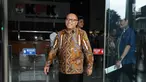 Direktur Utama BPJS Ketenagakerjaan, Agus Susanto berjalan meninggalkan Gedung KPK, Jakarta, Rabu (3/1). Agus Susanto menyerahkan santunan jaminan kecelakaan kerja kepada ahli waris salah satu karyawan KPK. (Liputan6.com/Helmi Fithriansyah)