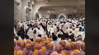 Viral Rombongan Umrah Diduga dari Indonesia Kompak Pakai Bunga di Kerudung, Sambil Teriakkan Bebaskan Palestina.&nbsp; foto: TikTok @vianiputriii
