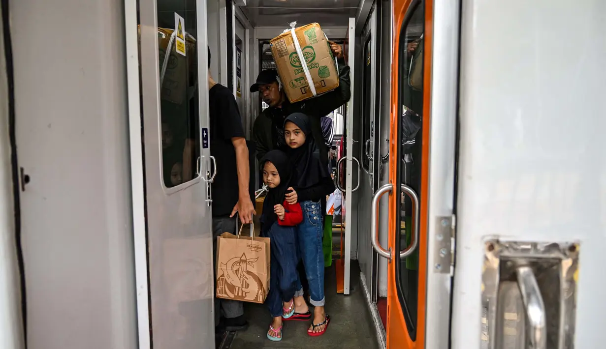 Sementara untuk penumpang yang tiba, PT Kereta Api Indonesia (KAI) Daop 8 Surabaya mencatat ada sekitar 21.534 penumpang. (JUNI KRISWANTO/AFP)