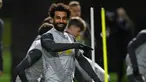 Pemain Liverpool Mohamed Salah tersenyum saat mengambil bagian dalam sesi latihan di pusat pelatihan Axa, Kirkby, Inggris, 23 November 2021. Liverpool akan menghadapi Porto pada pertandingan sepak bola Grup B Liga Champions. (Paul ELLIS/AFP)