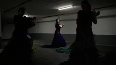 Sekelompok siswa flamenco menari di garasi parkir bawah tanah setelah kelas studio mereka terganggu oleh sirene serangan udara yang memperingatkan datangnya rudal dari Iran, di Tel Aviv, Israel, Senin 30 Maret 2026. (AP Photo/Ohad Zwigenberg)