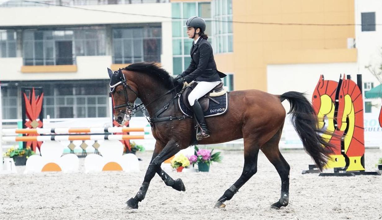 Aktris cantik yang kini berusia 33 tahun ini sempat vakum dari berkuda ketika masih mengandung. Setelahmelahirkan dan fit kembali, beberapa kali Nabila memosting dirinya kembali berkuda di Instagram miliknya. (Liputan6.com/IG/@nsyakieb85)