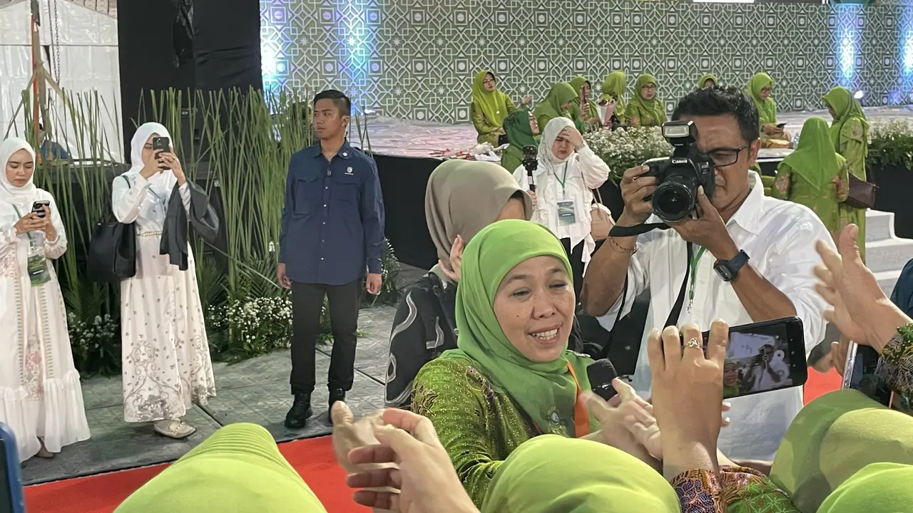 Ketua Umum Pimpinan Pusat Muslimat NU Khofifah Indar Parawansa saat menghadiri Harlah ke-78 Muslimat Nahdlatul Ulama (NU) di GBK, Senayan, Sabtu (20/1/2024).