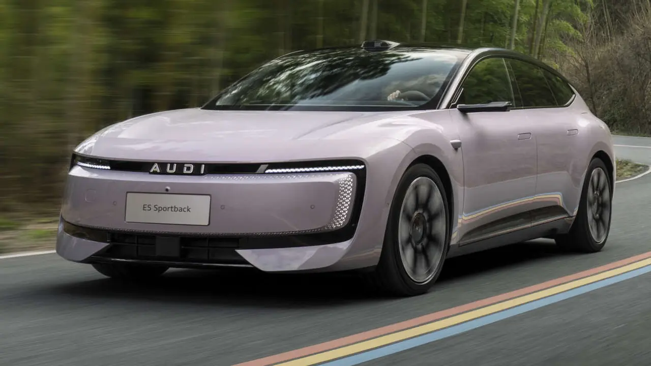 Audi E5 Sportback hadir dengan konsep Light Frame, lampu LED tipis beranimasi, serta desain sporty nan aerodinamis (Audi)
