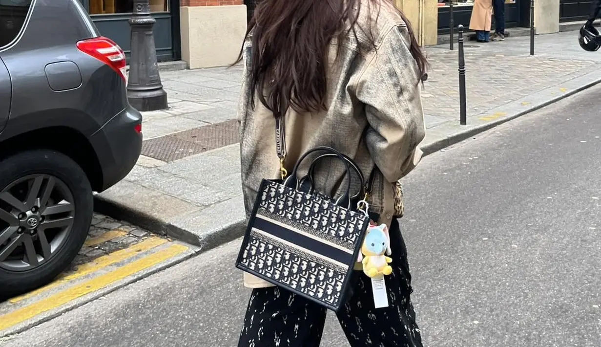 Padu padan outfit Han So Hee yang nyeleneh. Ia memadukan outfitnya yang serba oversized dan berbagai corak yang sebenarnya kontras. [Foto: Instagram/xeesoxee]