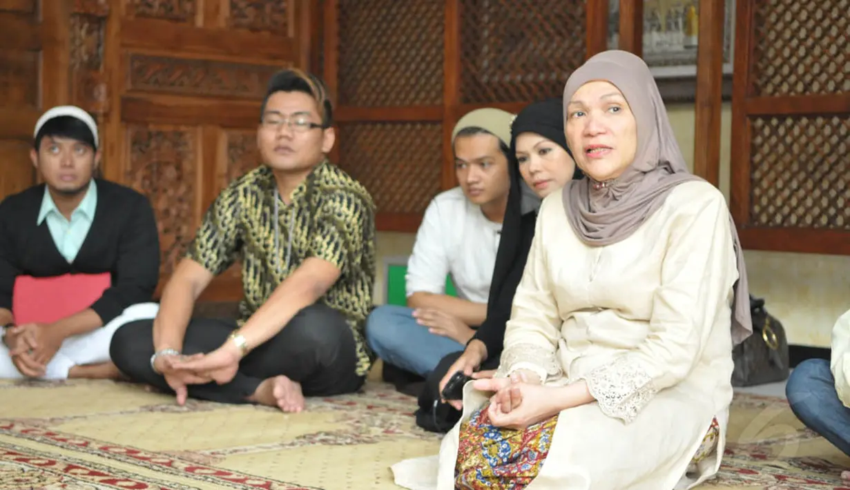 Dorce Gamalama menggelar doa bersama untuk kesembuhan Olga Syahputra dengan puluhan anak pesantrennya di kawasan Lubang Buaya, Jakarta Timur, Senin, (30/6/14) (Liputan6.com/Panji Diksana)