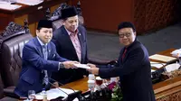 Fahri Hamzah saat mendampingi Ketua DPR Setya Novanto dalam rapat paripurna. (Liputan6.com/Johan Tallo)
