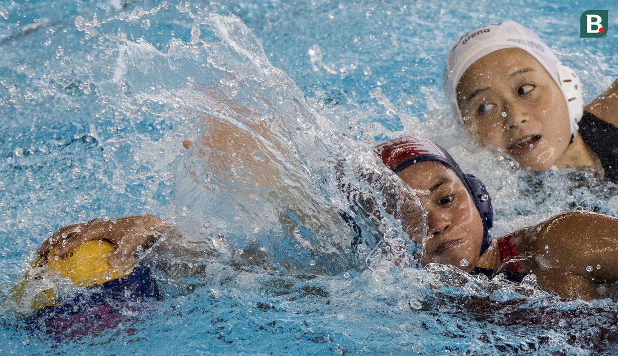 Pemain polo air putri Indonesia, Ariel Dyah, saat melawan tim polo air Jepang pada laga Asian Games di Aquatic Center, GBK, Jakarta, Kamis (16/8/2018). Jepang menang 15–4 atas Indonesia. (Bola.com/Vitalis Yogi Trisna)