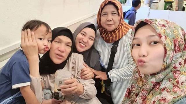 6 Momen Kenangan Dorce Gamalama dengan Anak Angkatnya, Harmonis