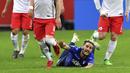 Pemain Lazio, Luis Alberto jatuh saat berebut bola dengan pemain  FC Salzburg pada leg kedua Liga Europa di Red Bull Arena, Austria, (12/4/2018). Salzburg lolos ke semifinal dengan agregat gol 6-5. (AP/Kerstin Joensson)