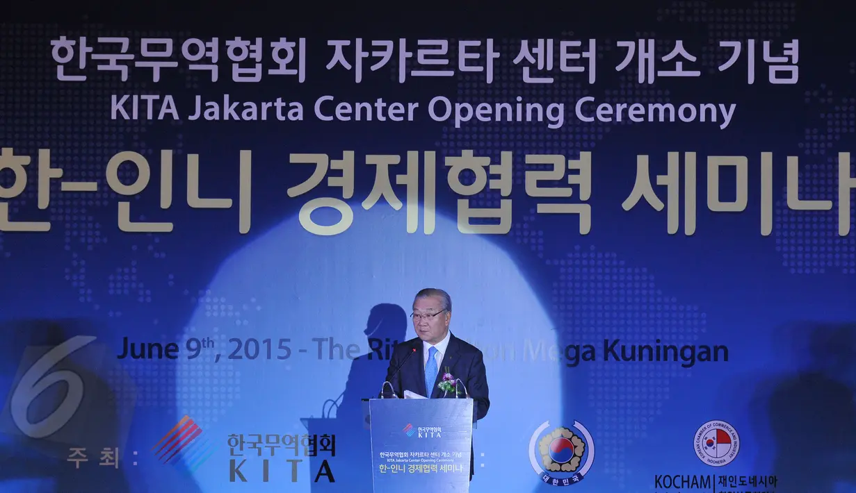 President & CEO Korea International Trade Association (KITA) Kim In Ho dan para pengusaha menggunting pita saat peresmian kantor cabang KITA di  Ritz Carlton, Jakarta, Selasa (9/6/2015). (Liputan6.com/Herman Zakharia)