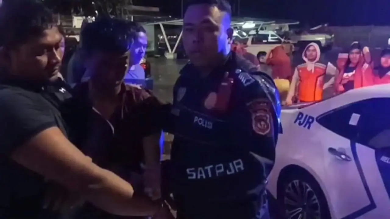 Personel Satuan Patroli Jalan Raya Direktorat Lalu Lintas Polda Riau menangkap pelaku pencurian truk kontainer di Tol Pekanbaru-Dumai.