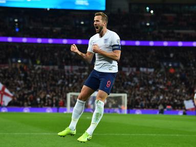 Striker Inggris Harry Kane berselebrasi usai mencetak gol ke gawang Montenegro pada pertandingan Grup A Kualifikasi Piala Eropa 2020 di Stadion Wembley di London (14/11/2019). Di pertandingan ini Kane mencetak 3 gol dan mengantar Inggris menang telak 7-0. (AFP/Glyn Kirk)