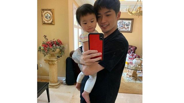 7 Potret Kebersamaan Lee Jeong Hoon dan Buah Hati yang Jarang Tersorot