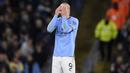 Pemain Manchester City, Erling Haaland beraksi dengan menutup kedua matanya dalam pertandingan FA Cup melawan Arsenal di Etihad Stadium, Jumat (27/1/2023). Kebersamaan Haaland dengan Manchester City bisa berakhir jika mereka terdegradasi. Haaland pasti ingin terus mencetak gol di level tertinggi. (AFP/OliScarff)