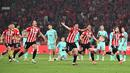 Pemain Athletic Bilbao merayakan kemenangan atas Real Mallorca pada laga final Copa del Rey di Stadion Olimpico de Sevilla, Minggu (7/4/2024). Bilbao terakhir naik podium saat juara Copa del Rey 1984. Mereka sempat mencapai final enam kali, namun semuanya berakhir dengan kekalahan, termasuk pada musim 2020-2021. (AFP/Javier Soriano)