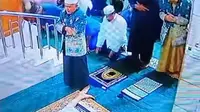 Tangkapan layar CCTV saat almarhum H Samsul Bahri meninggal dunia ketika menjadi imam salat subuh di Masjid Al Ula Balikpapan Barat.