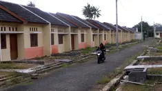 Pengendara sepeda motor melintas di kawasan perumahan subsidi, Rajeg, Tangerang, Banten, Kamis (11/2/2021). Bank BTN dan Kementerian PUPR memberikan program penyaluran skema Kredit Pemilikan Rumah Bantuan Pembiayaan Perumahan Berbasis Tabungan. (Liputan6.com/Angga Yuniar)
