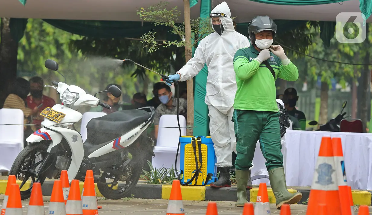 Petugas penggali makam bersiap mengikuti ujian pratek penerbitan SIM baru di TPU Pondok Ranggon, Jakarta, Kamis (2/7/2020). Direktorat Lalu Lintas Polda Metro Jaya memberikan pelayanan penerbitan SIM baru gratis bagi penggali makam yang menangani korban Covid-19. (Liputan6.com/Herman Zakharia)