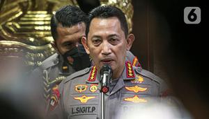 Kapolri Jenderal Listyo Sigit Prabowo menyampaikan keterangan saat jumpa pers di Mabes Polri, Jakarta, Kamis (4/8/2022). Kapolri Jenderal Listyo Sigit Prabowo bakal mengeluarkan TR khusus untuk memutasi sejumlah polisi yang diduga melanggar kode etik terkait penanganan kasus tewasnya Brigadir J. (Liputan6.com/Faizal Fanani)