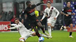 Pemain AC Milan Rafael Leao (kanan) berebut bola dengan pemain Torino Karol Linetty pada pertandingan Liga Italia Serie A di Stadion San Siro, Milan, Italia, 26 Oktober 2021. AC Milan menang 1-0. (AP Photo/Luca Bruno)