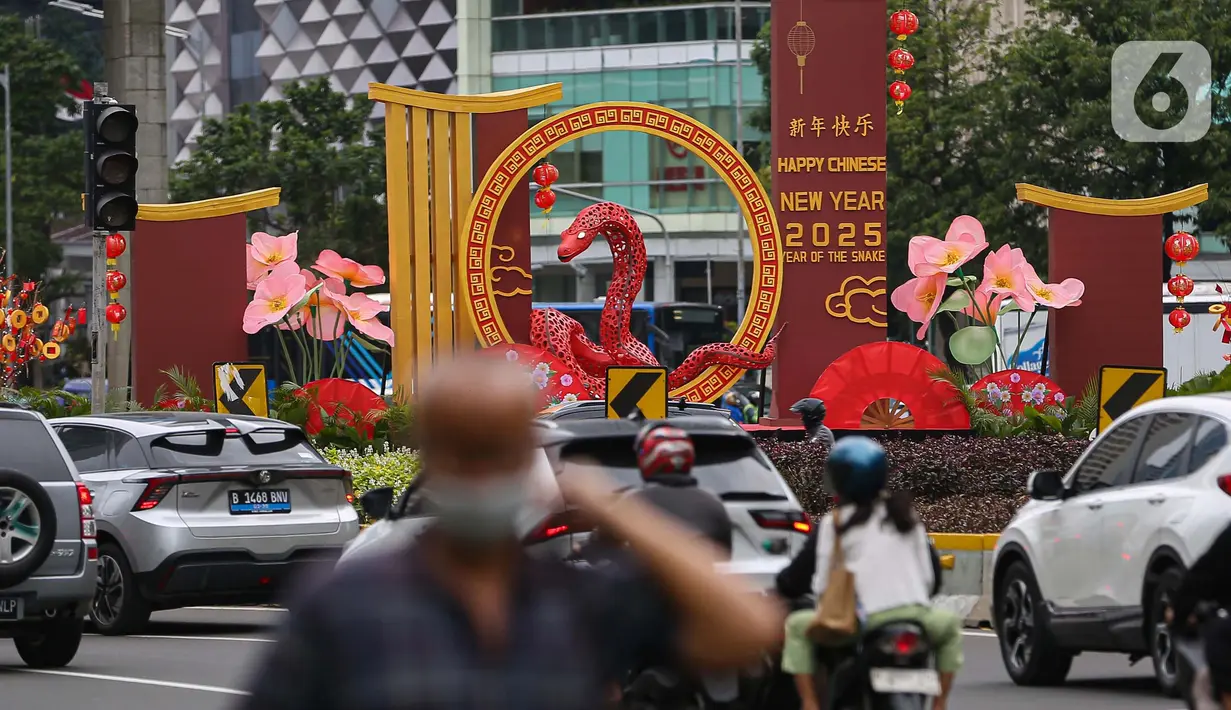 Untuk menyemarakkan perayaan Imlek 2576 Kongzili, Suku Dinas Pertamanan dan Kehutanan Derah Khusus Jakarta menghiasi kawasan tersebut dengan ornamen bertemakan shio ular kayu. (Liputan6.com/Angga Yuniar)