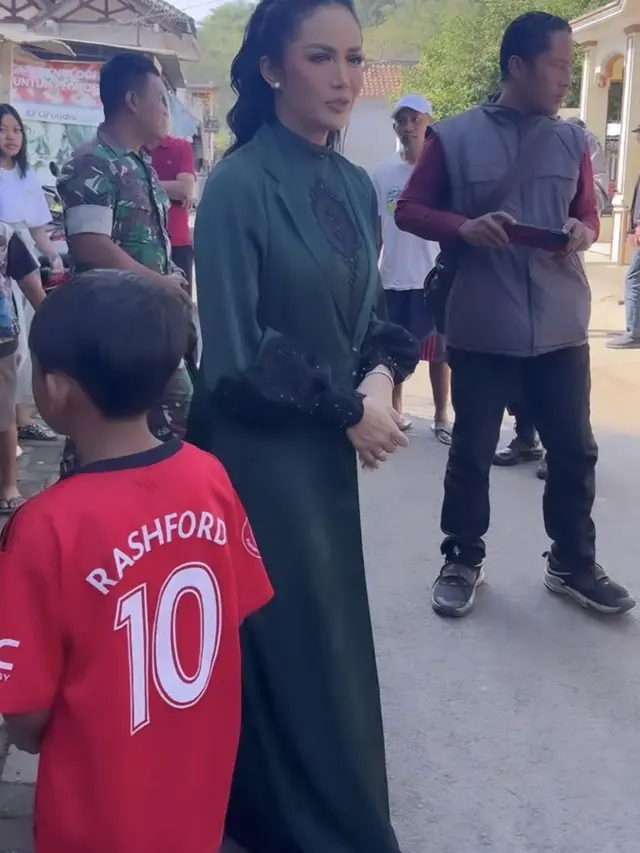 Krisdayanti Saat Idul Adha dan Liburan di Malang Bersama Dua Cucu. [@krisdayantilemos]