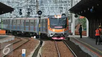 PT Kereta Api Indonesia (KAI) kembali mengoperasikan lintas Jakarta Kota-Tanjung Priok, Jakarta, Senin (21/12). Pengoperasian rute akan difasilitasi oleh commuter line yang dioperasikan oleh PT KAI Commuter Jabodetabek (KCJ). (Liputan6.com/Yoppy Renato)