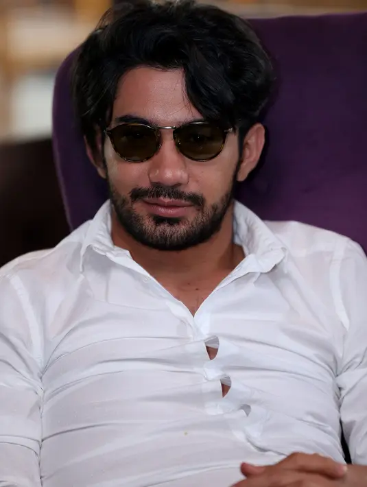 Kontribusi Reza Rahadian dalam video klip teranyar milik Shanty pun dilakukannya dengan memberikan akting yang terbaik serta tak merasa ada kesulitan. (Andy Masela/Bintang.com)