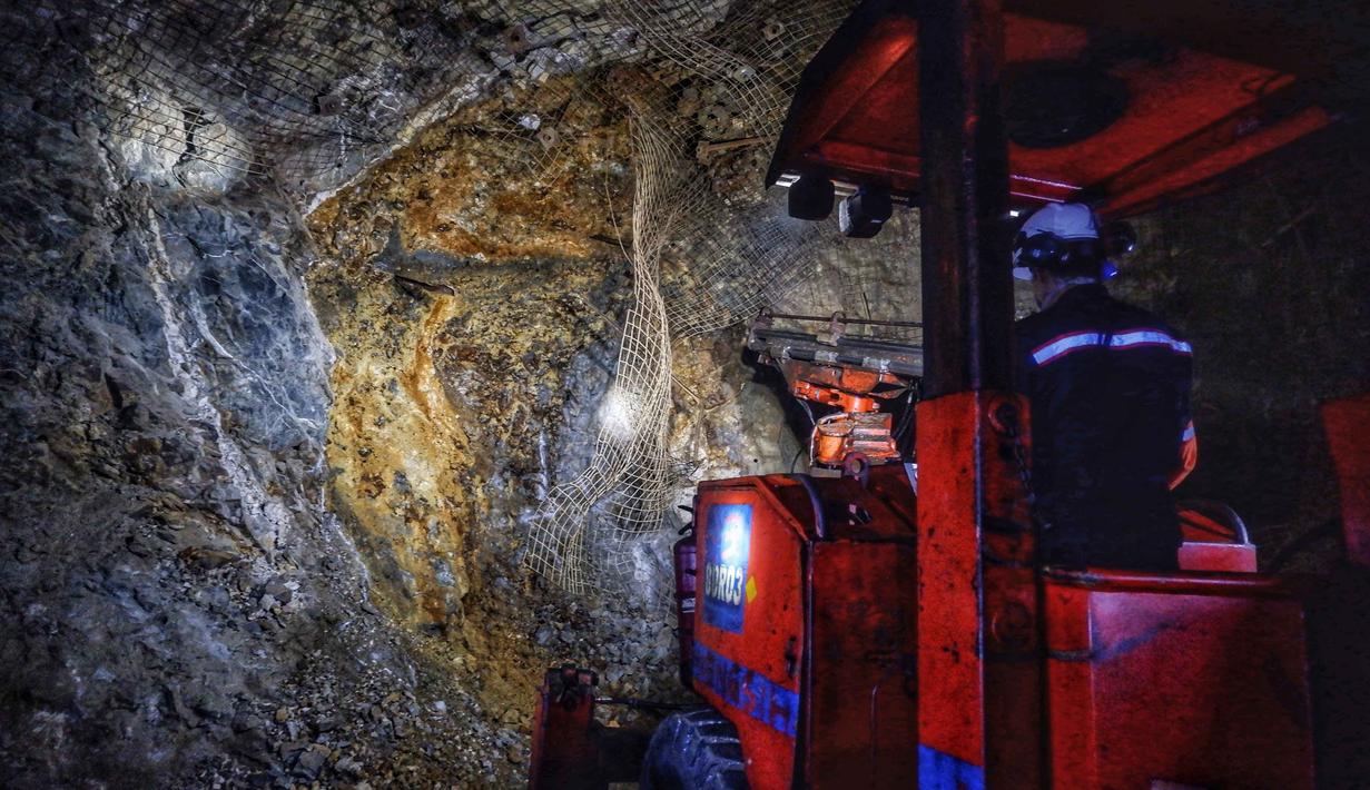 Tambang yang berada di bawah naungan holding BUMN tambang Mining Industry Indonesia (MIND ID) itu diperkirakan masih menyimpan cadangan emas sekitar 5 ton. (Daeng Mansur/AFP)