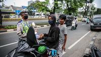 Polisi Lalu lintas menilang pengendara sepeda motor saat Operasi Patuh Jaya 2020 di Jalan Letjen Suprapto, Jakarta Pusat, Kamis (23/7/2020). Ditlantas Polda Metro Jaya menggelar Operasi Patuh Jaya 2020 hingga 5 Agustus untuk menertibkan masyarakat dalam berlalu lintas. (Liputan6.com/Faizal Fanani)