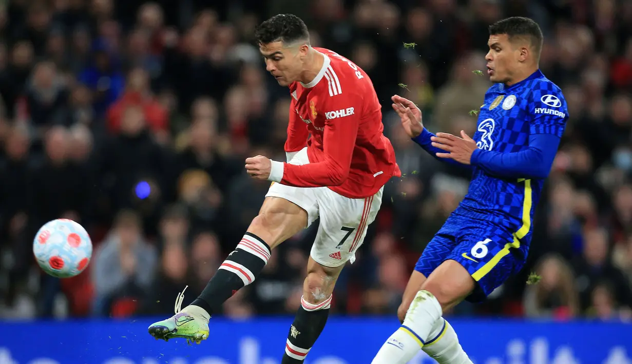 <p>Namun, Manchester United hanya butuh dua menit untuk menyamakan kedudukan. Berawal dari umpan Nemanja Matic, Cristiano Ronaldo sukses membobol gawang Chelsea lewat tembakan voli. (AFP/Lindsey Parnaby)</p>
