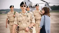 Telah lepas dari wajib militer, Song Joong Ki dengan bangga mengenakan seragam tentara PBB.
