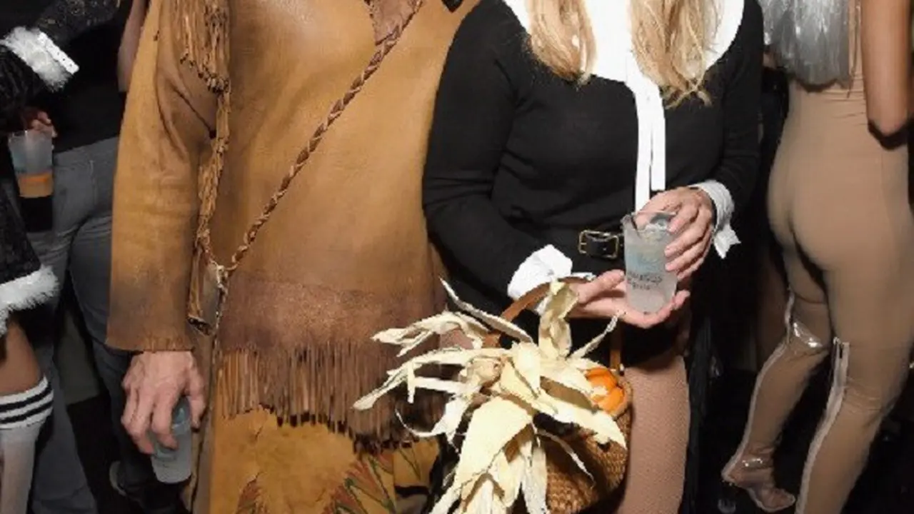 Kostum Halloween Hilary Duff dan Jason Walsh mengundang kontroversi. (AFP/Bintang.com)