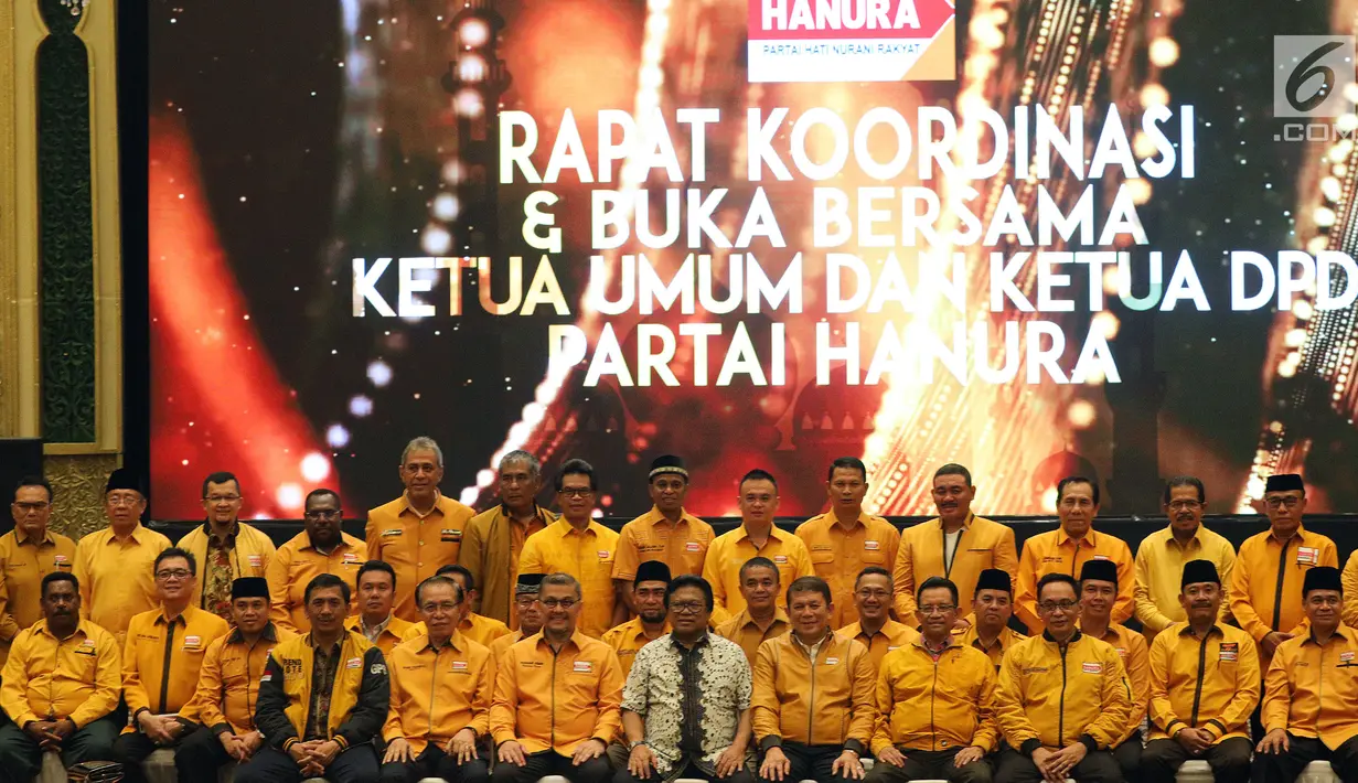 Ketua Umum Partai Hanura Oesman Sapta Odang (tengah) foto bersama Ketua DPD Partai Hanura se-Indonesia di sela rapat koordinasi di Jakarta, Rabu (6/6). Rapat membahas komunikasi dan koordinasi DPD Partai Hanura se-Indonesia. (Liputan6.com/JohanTallo)