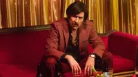 Nicolas Cage berperan sebagai mafia kejam, Sleezeball Eddie King, dalam film Arsenal (2017).