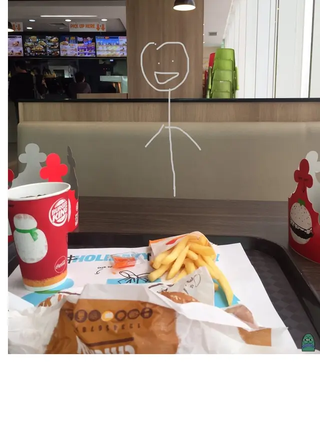 7 Editan Foto Netizen Agar Ada Teman Makan di Depannya Ini Bikin Geleng Kepala