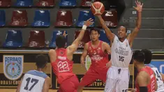Pebasket Pacific Caesar, David Seagers (3kanan) melakukan adangan saat melawan Garuda Bandung pada laga Perbasi Cup 2017 di Sports Mall, Kelapa Gading, Jakarta, (06/11/2017). Pacific Caesar menang 66-63. (Bola.com/Nick Hanoatubun)