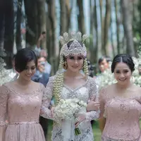 Syahnaz Sadiqah, Nisya Ahmad dan Nagita Slavina dalam sentuhan makeup flawless. (Instagram/nissyaa).