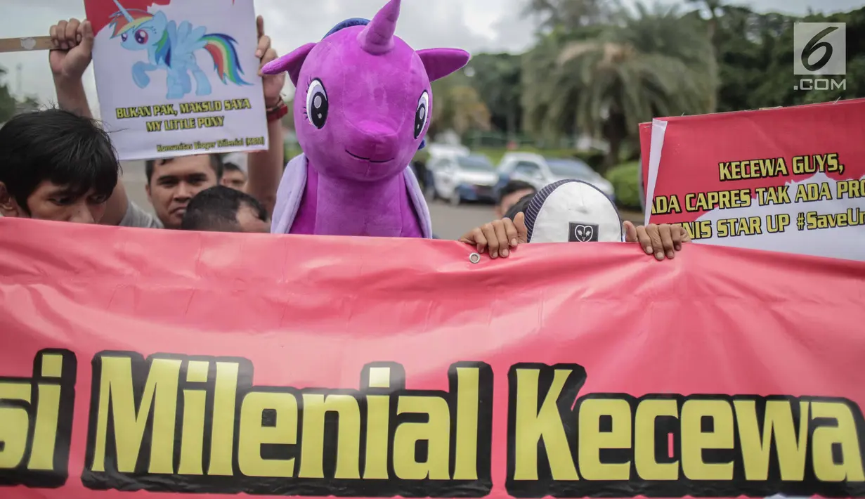 Massa yang tergabung dalam Komunitas Blogger Milenial (KBM) menggelar aksi #SaveUnicorn di Jakarta, Selasa (19/2). Massa membawa sejumlah spanduk dan boneka unicorn. (Liputan6.com/Faizal Fanani)