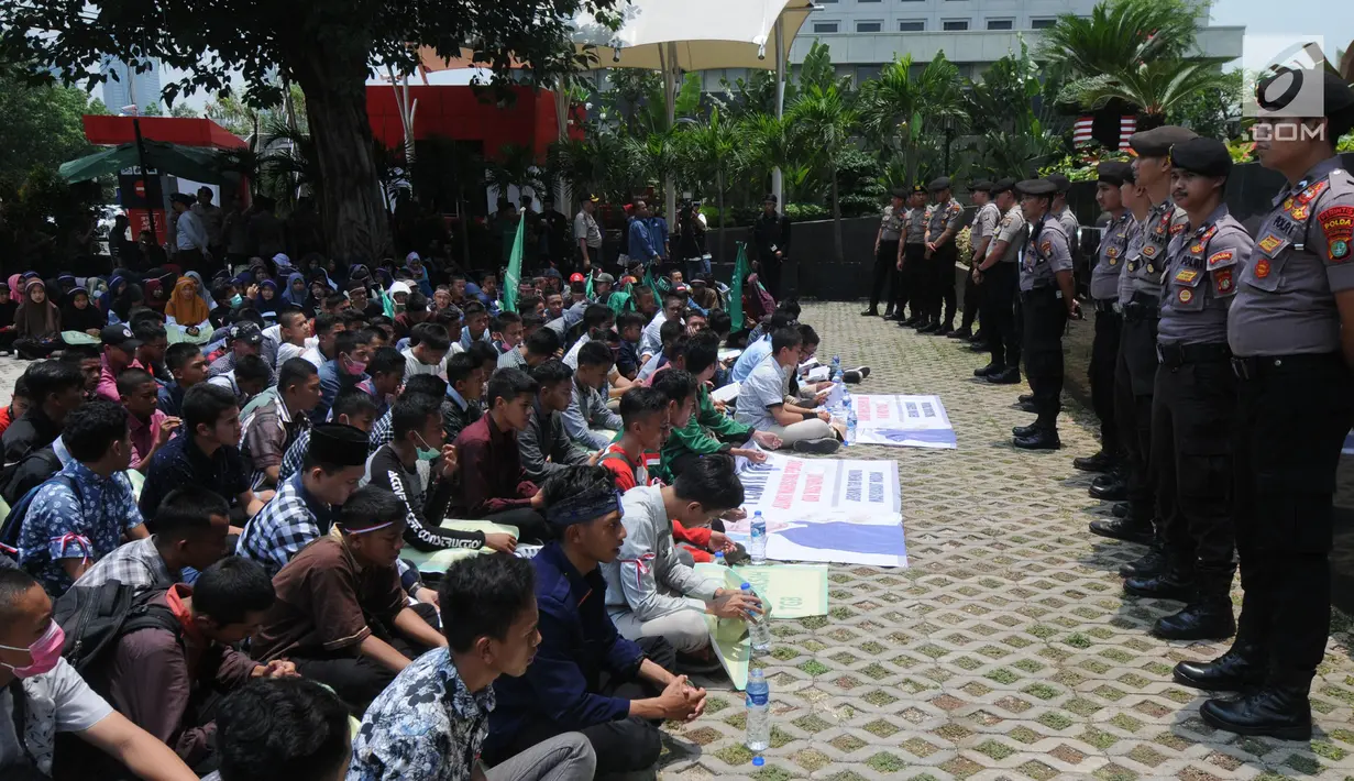 Puluhan Aliansi  Mahasiswa, Pemuda dan Masyarakat  yang mengatasnamakan pecinta Tuan Guru Bajang (TGB) atau Gubernur NTB TGH Zainul Majdi melakukan aksi damai membaca yasin di depan gedung KPK, Jakarta, Selasa (25/09).(merdeka.com/dwi narwoko)