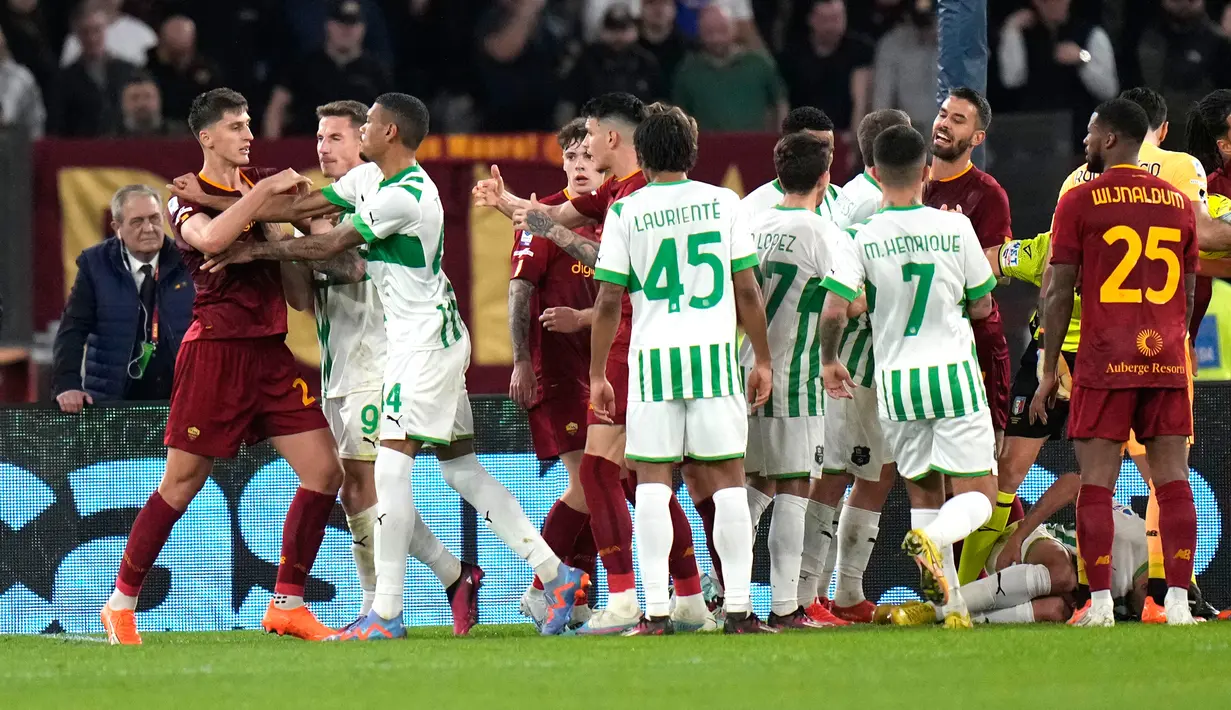 Pemain AS Roma Marash Kumbulla (kiri) berdebat dengan pemain Sassuolo pada pertandingan sepak bola Serie A Liga Italia di Stadion Olimpiade, Roma, Italia, 12 Maret 2023. AS Roma kalah dari Sassuolo dengan skor 3-4. (AP Photo/Alessandra Tarantino)